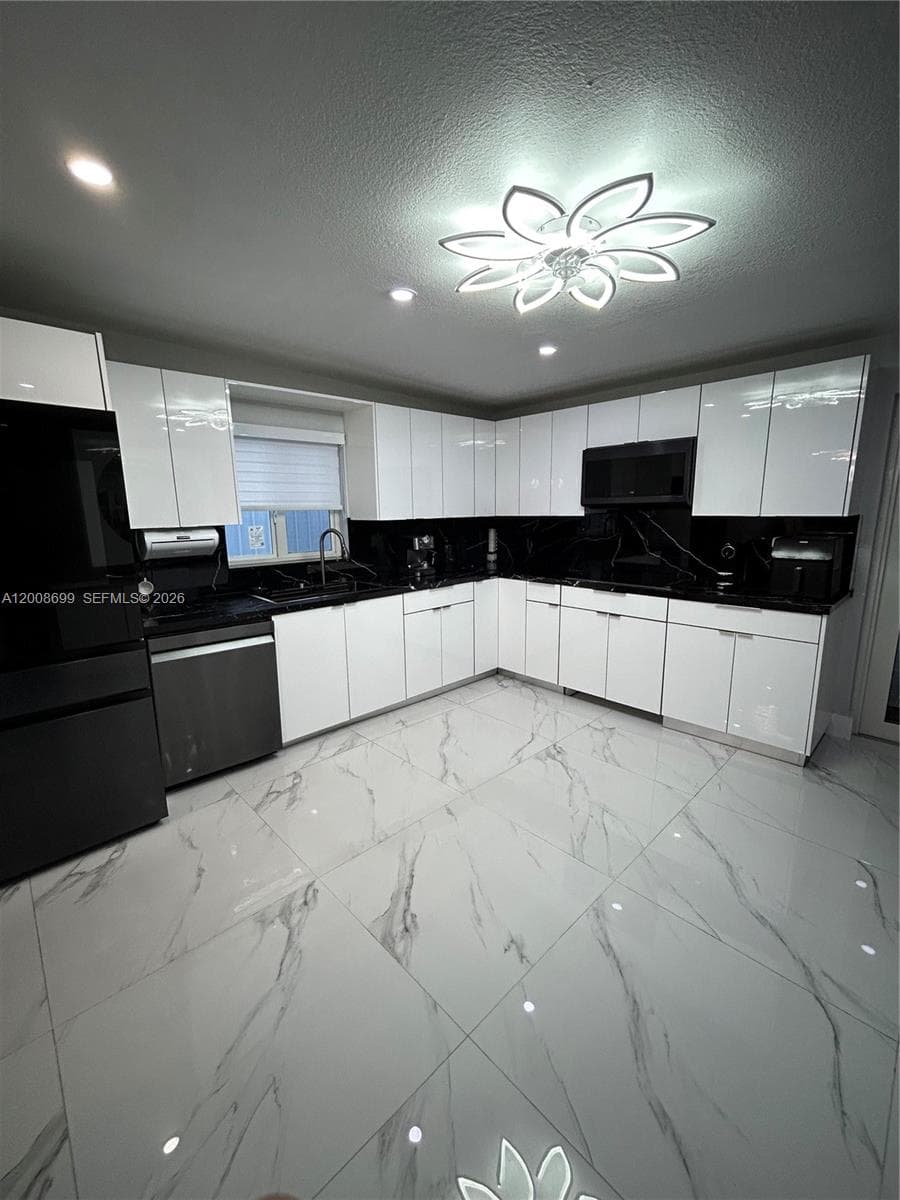 367 W 33rd St, Hialeah FL 33012 — 1
