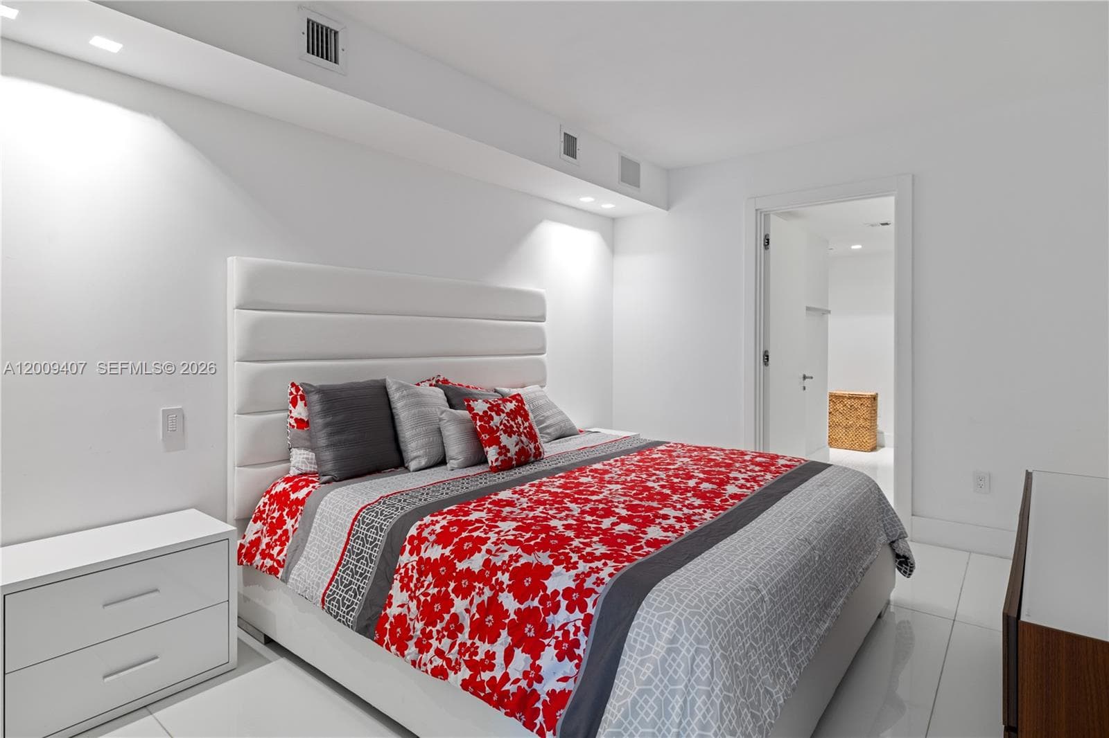 10155 Collins Ave # 1210, Bal Harbour FL 33154 — 30