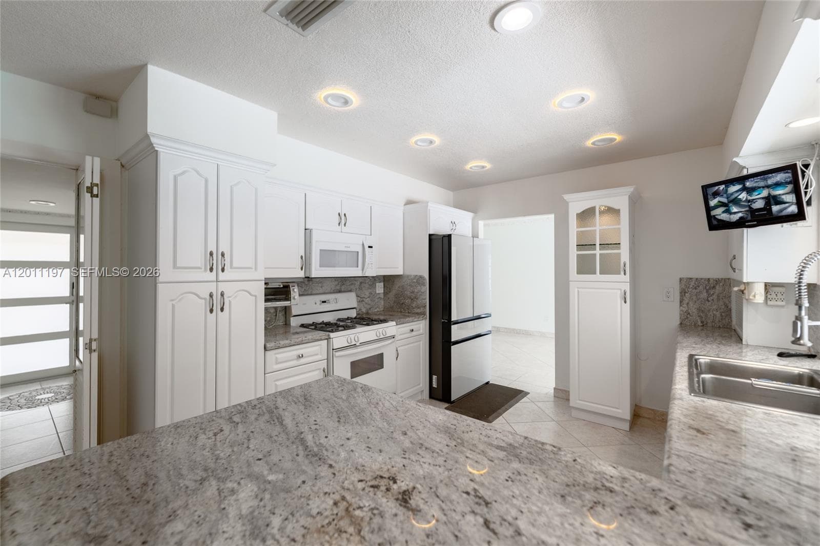 7410 Loch Ness Dr, Miami Lakes FL 33014 — 24