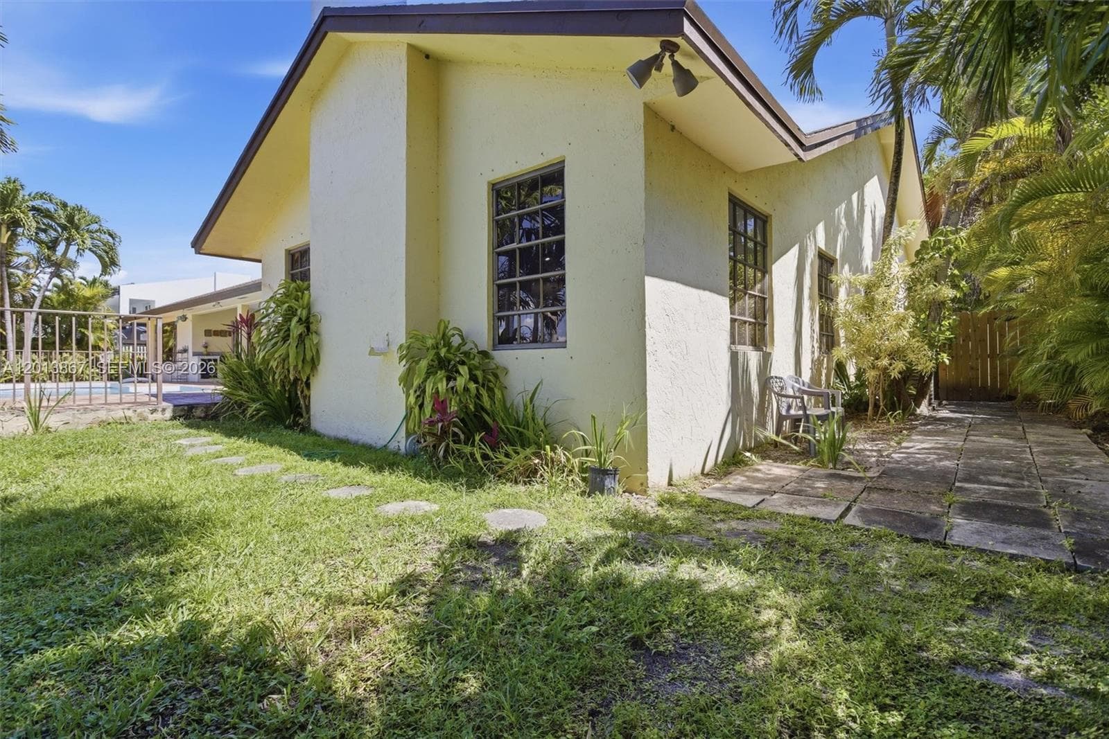 7200 N Oakmont Dr, Hialeah FL 33015 — 36