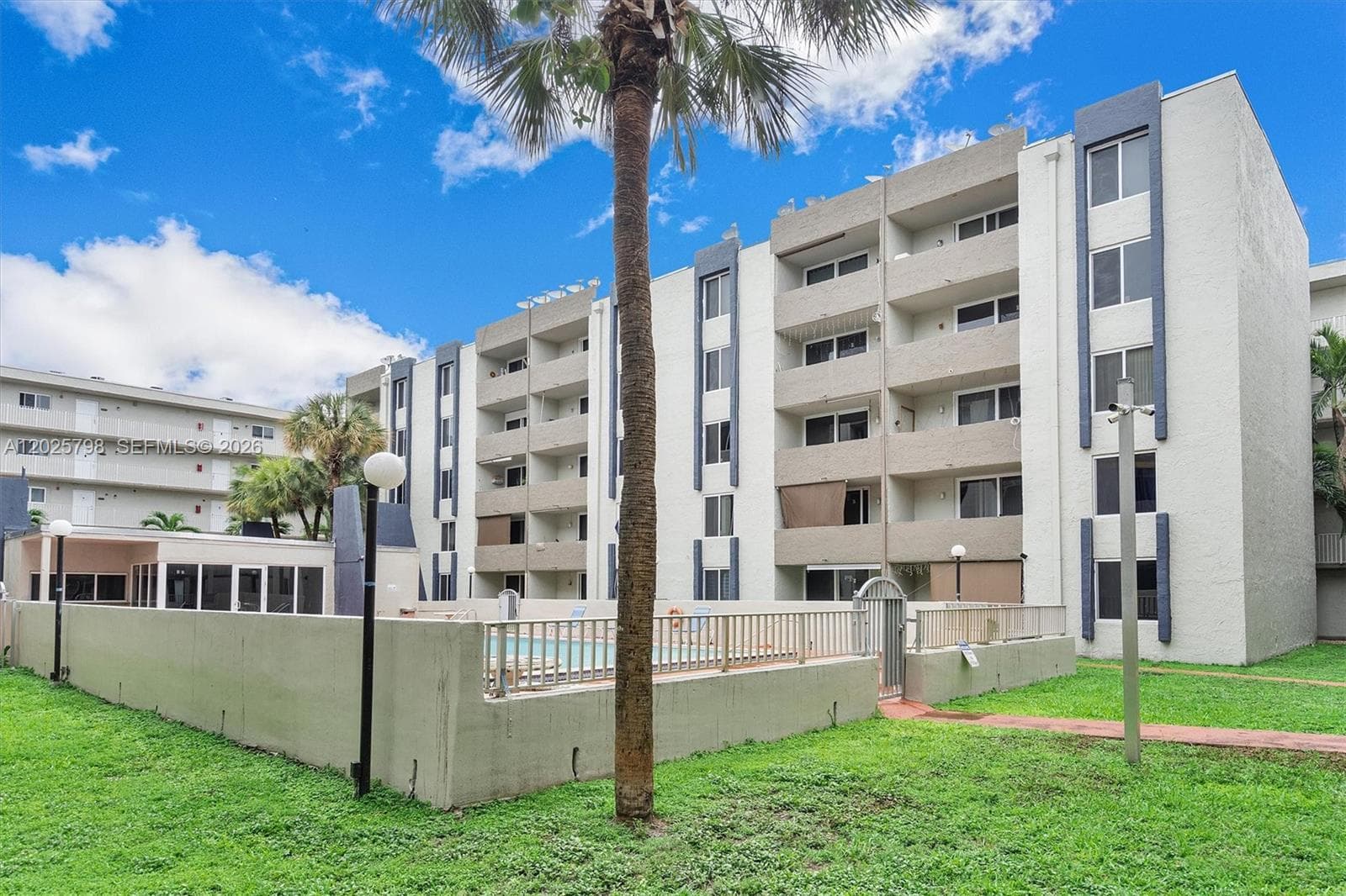 10000 NW 80th Ct # 2245, Hialeah Gardens FL 33016 — 33