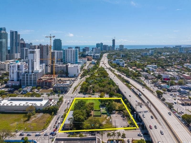 301 SW 8th St, Miami FL 33130